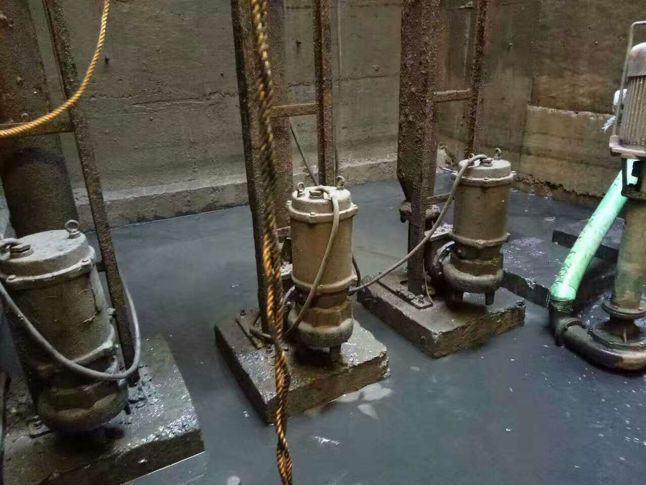 松山污水池清理