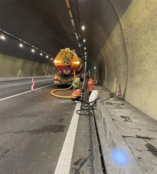 松山隧道排水渠清淤